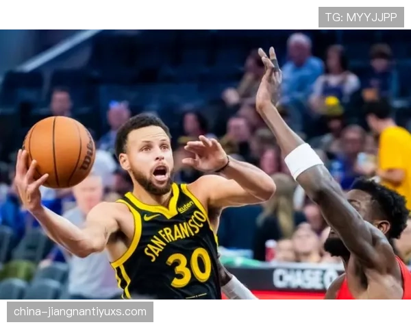 库里三分命中率提升显著 拉开对手防线创造更多空间