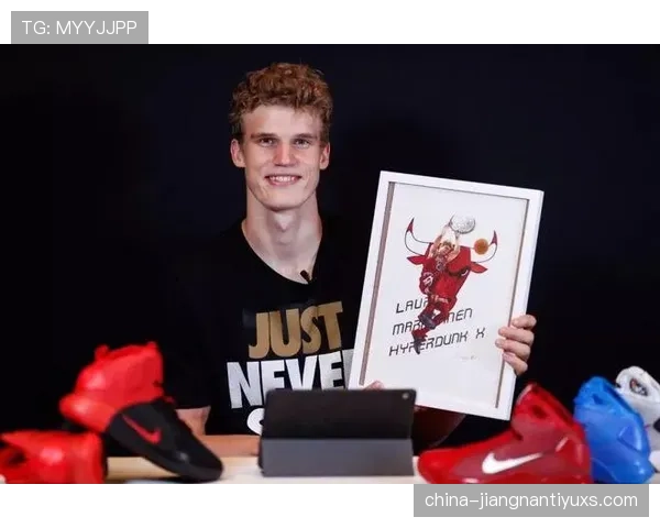 恩佐·费尔南德斯居然能边打球边玩手机，这节奏我跟不上啊！