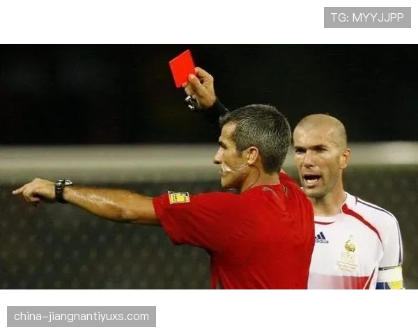 裁判出牌标准如何影响犯规判罚的统一性与争议？